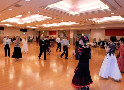 ���{�����N���u �����𗬃_���X�p�[�e�B�[