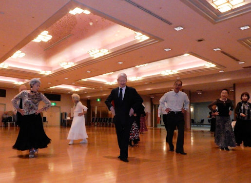 ���{�����N���u �����𗬃_���X�p�[�e�B�[