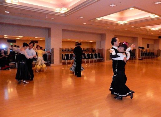 ���{�����N���u �����𗬃_���X�p�[�e�B�[