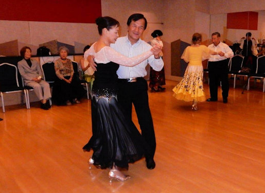 ���{�����N���u �����𗬃_���X�p�[�e�B�[